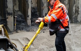 Rinie Barendregt achter de trilplaat - Grondwerk buffertank Papendrecht - Jac. Barendregt